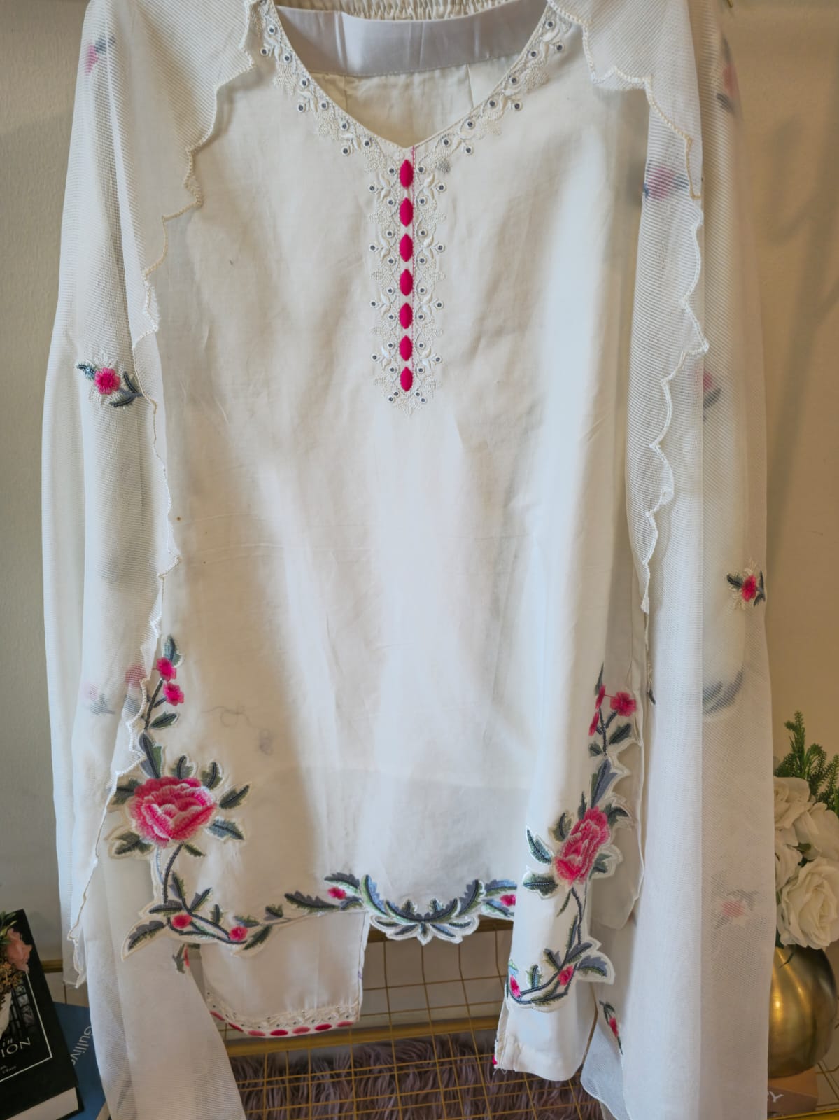 Title: Elegant white Embroidered Ready-to-Wear Suit Set with Organza Dupatta - Image 4